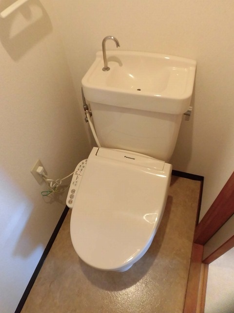 温水洗浄便座機能付トイレ