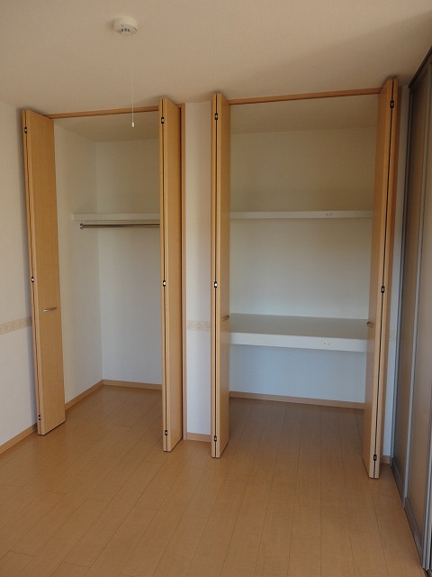 洋室のクローゼットと物入 洋室のクローゼットと物入