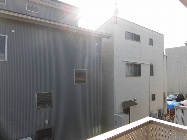 南側に一戸建てがあり眺望はありません… 南側に一戸建てがあり眺望はありません…