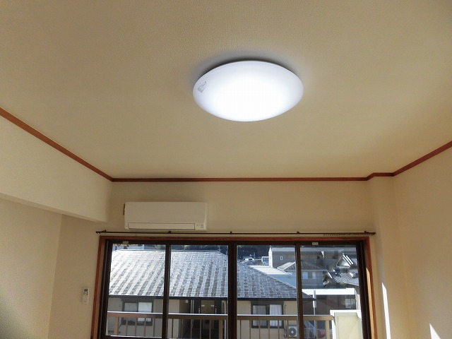 照明は全部屋付・エアコンは2台付き 照明は全部屋付・エアコンは2台付き