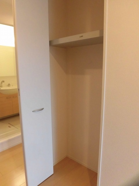 玄関入った正面の物入 玄関入った正面の物入