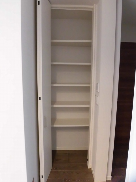 キッチン横の棚付き収納 キッチン横の棚付き収納