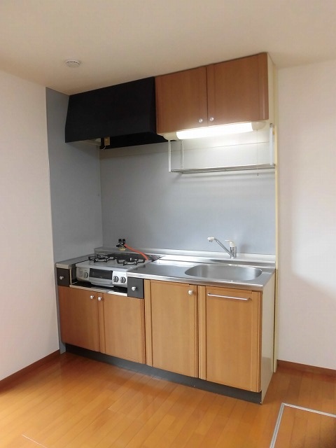 キッチンは壁付けタイプ。2口ガスコンロ付き キッチンは壁付けタイプ。2口ガスコンロ付き