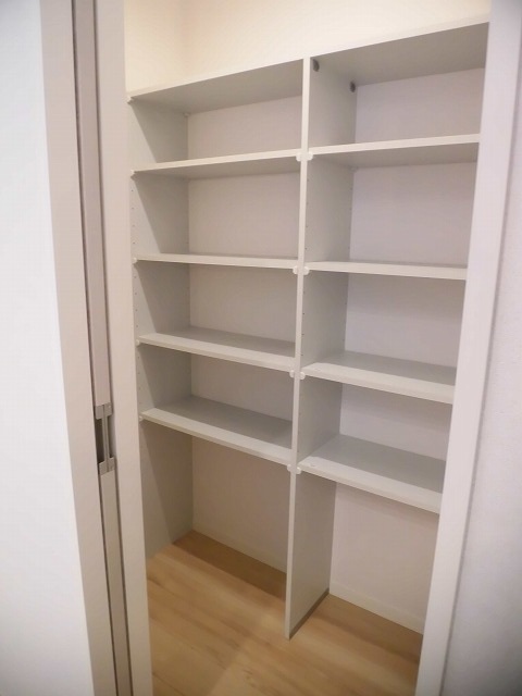 キッチン奥のパントリー キッチン奥のパントリー