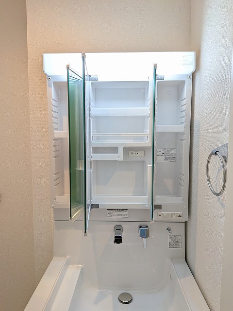 鏡内部も収納できます 鏡内部も収納できます