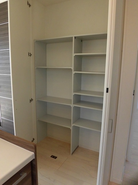 キッチン右手の収納スペース キッチン右手の収納スペース