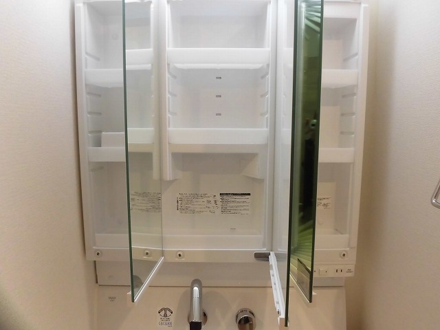 鏡内部も収納できます 鏡内部も収納できます