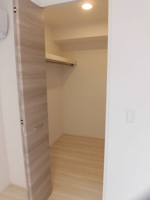 両サイドにパイプハンガーあります 両サイドにパイプハンガーあります