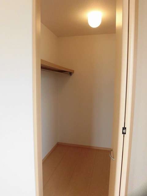 両サイドにパイプハンガーあります 両サイドにパイプハンガーあります