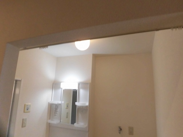 洗面所入り口は扉はないのですがカーテンレールあります 洗面所入り口は扉はないのですがカーテンレールあります