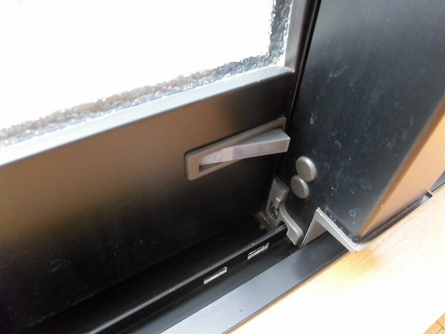 窓枠下には防犯ロック 窓枠下には防犯ロック