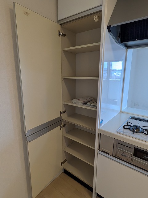 キッチン横の物入 キッチン横の物入