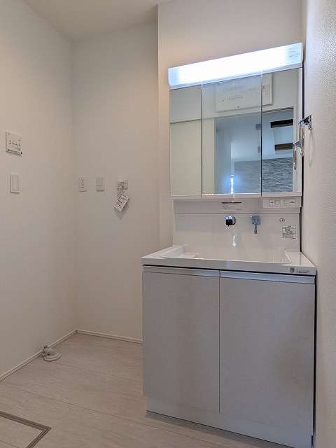 シャワー付き洗面台。鏡内部も収納できます。 シャワー付き洗面台。鏡内部も収納できます。