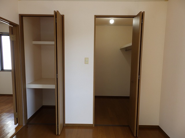 洋室の物入とウォークインクローゼット 洋室の物入とウォークインクローゼット