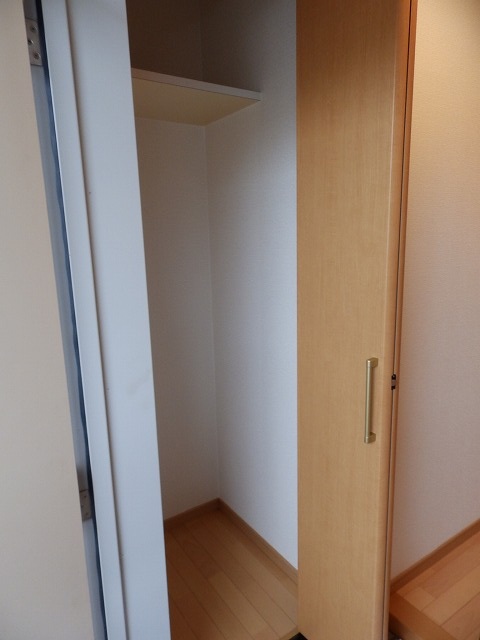 玄関左手の物入 玄関左手の物入