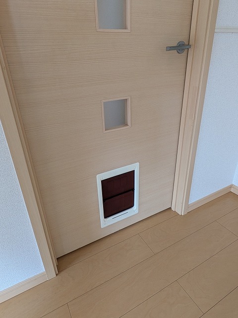ドア下にはペット用潜り抜け窓あります ドア下にはペット用潜り抜け窓あります