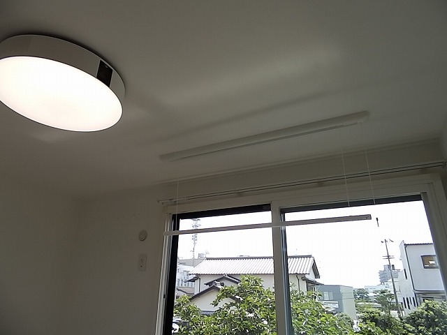 洋室に室内物干しあります 洋室に室内物干しあります