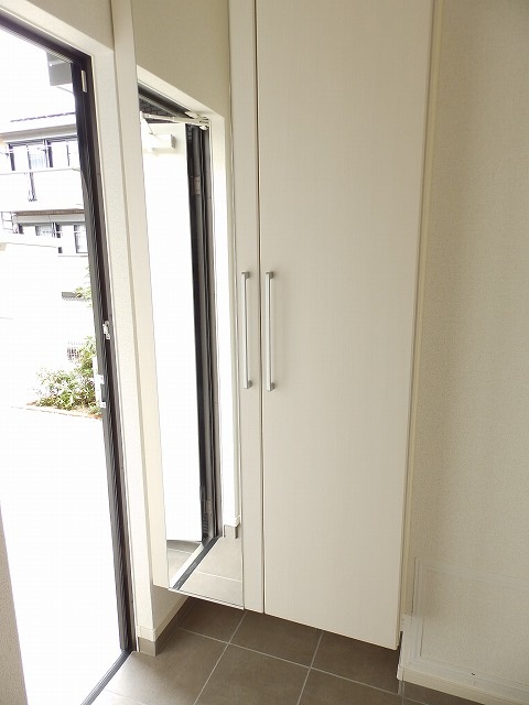 シューズボックスには姿見もついています シューズボックスには姿見もついています