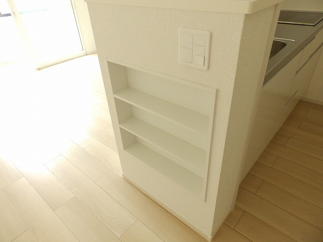 キッチンカウンター脇にちょっとした棚あります☆ キッチンカウンター脇にちょっとした棚あります☆