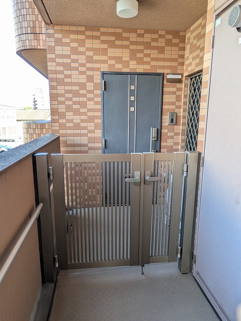 角部屋で門扉があります。 角部屋で門扉があります。