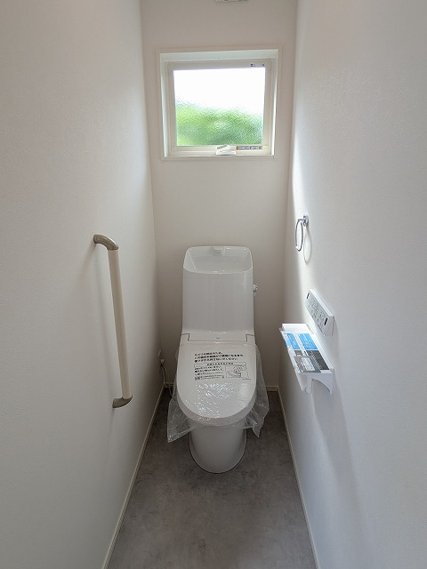 1階トイレ。2階にもトイレがあります。 1階トイレ。2階にもトイレがあります。