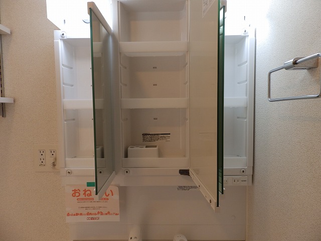 鏡の中も収納可能 鏡の中も収納可能