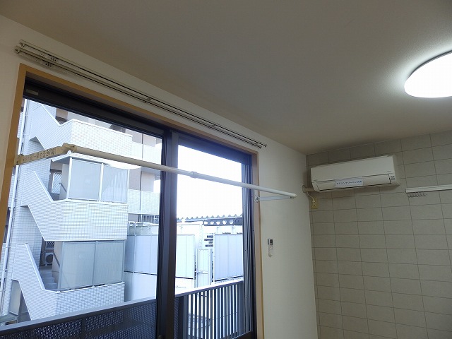 照明全部屋付・エアコン1台付・室内物干しはDKと南側洋室に計2機 照明全部屋付・エアコン1台付・室内物干しはDKと南側洋室に計2機