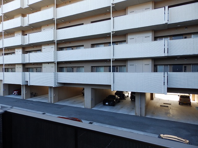 眺望(南側に分譲マンションあります) 眺望(南側に分譲マンションあります)