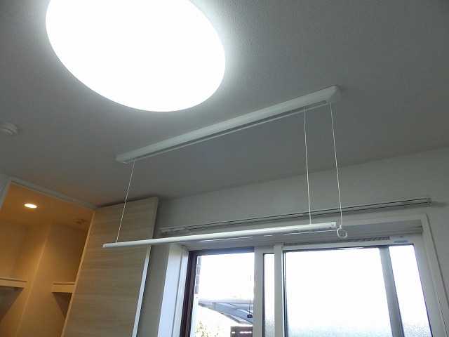洋室の室内物干しと照明 洋室の室内物干しと照明